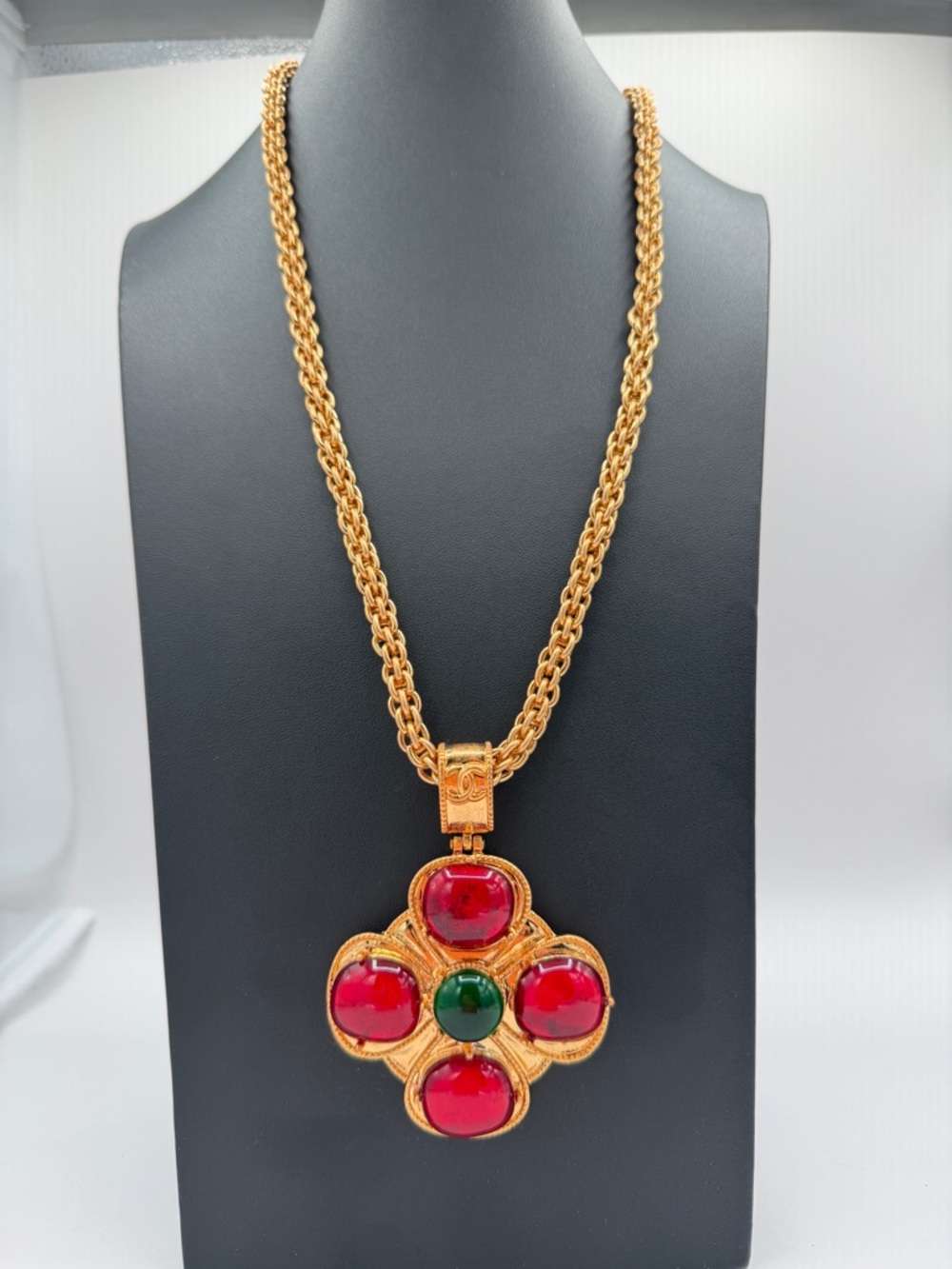 CHANEL Vintage Rare Gripoix 97A Necklace with Red and Green Cabochons - Picture 13 of 13